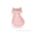 Кэт -питомца кормляет розовая керамическая чаша для домашних животных